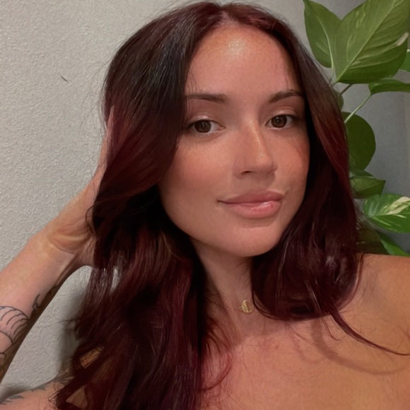 Meet your Posher, Elaina - Picture 3 of 3